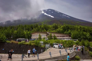 Hakone crowed